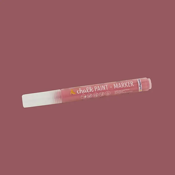 La Pajarita Marcador para ropa Chalk Paint Marker - Fresa Boho, 6 ml, Mate - Primer plano de un marcador de pintura de tiza rosa sobre una superficie rosa. Ideal para proyectos creativos.
