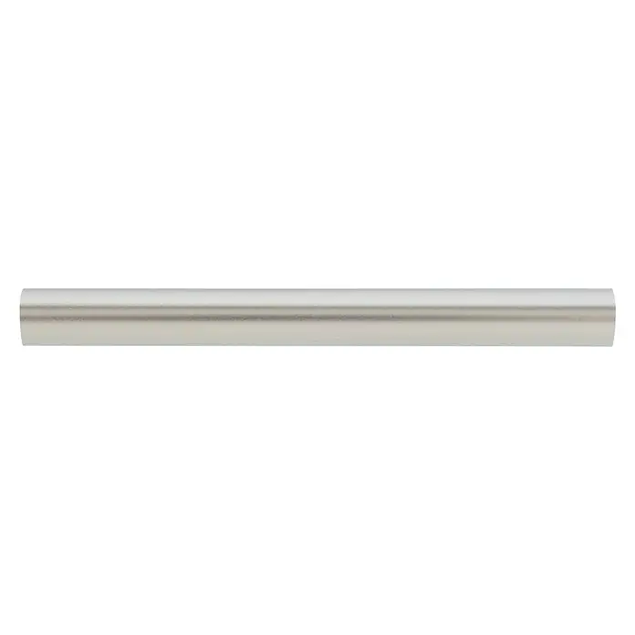 Barra para cortinas metálica - Ø x L: 28 mm x 202 cm, Metal, Plateado - Primer plano de una barra metálica plateada que se extiende horizontalmente por la imagen, mostrando un diseño moderno y minimalista.