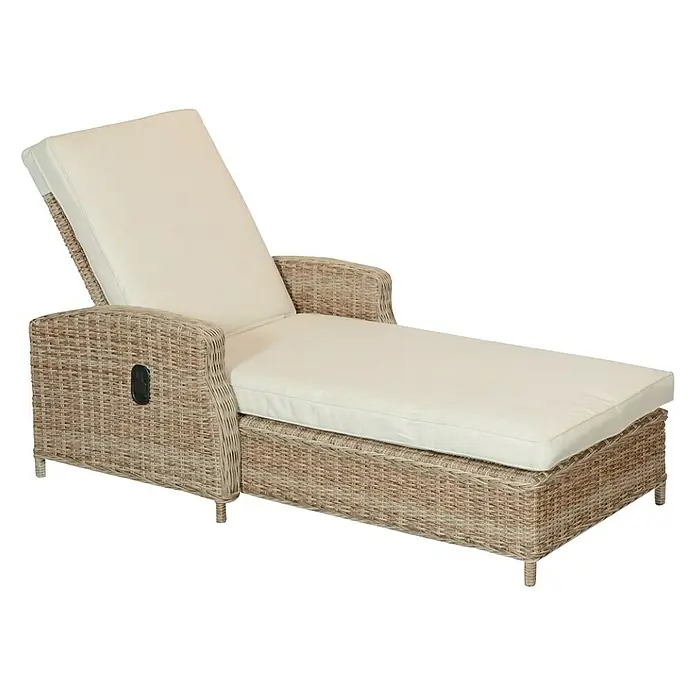 Tumbona de jardín Gotland - 83,5 x 206 x 26 cm, Arena, Acero, Respaldo regulable - Cómoda tumbona de jardín de ratán con cojines color crema. Perfecta para relajarse al aire libre. Diseño elegante para cualquier jardín.
