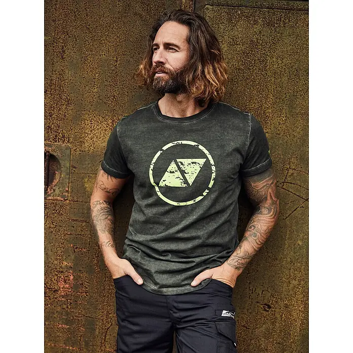 Terrax Workwear T-Shirt - XXL, Dunkelgrün/Lime - Lässiges Herren-T-Shirt in verwaschenem Olivgrün mit großem, gelbem Aufdruck. Der moderne Look wird durch Tattoos und eine lässige Pose unterstrichen.