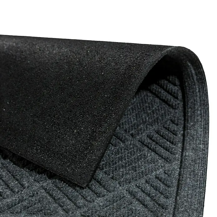 Fußmatte Nub Star - Grau, 63 x 43 cm, 90 % Polyester, 10 % Polypropylen - Dunkelgraue Matte, gefaltet, um ihre strukturierte Oberseite und granulierte schwarze Unterseite zu zeigen.