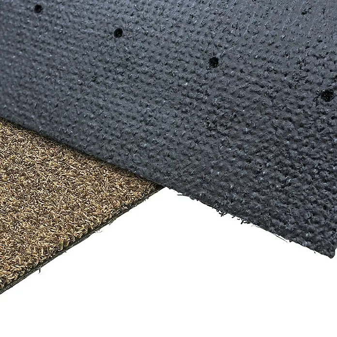 Fußmatte Brush Line - Beige, 60 x 40 cm, 100 % Polypropylen - Zwei strukturierte Materialmuster: eine dunkelgraue, noppige Schicht mit Löchern und eine hellbraune, faserige Schicht.