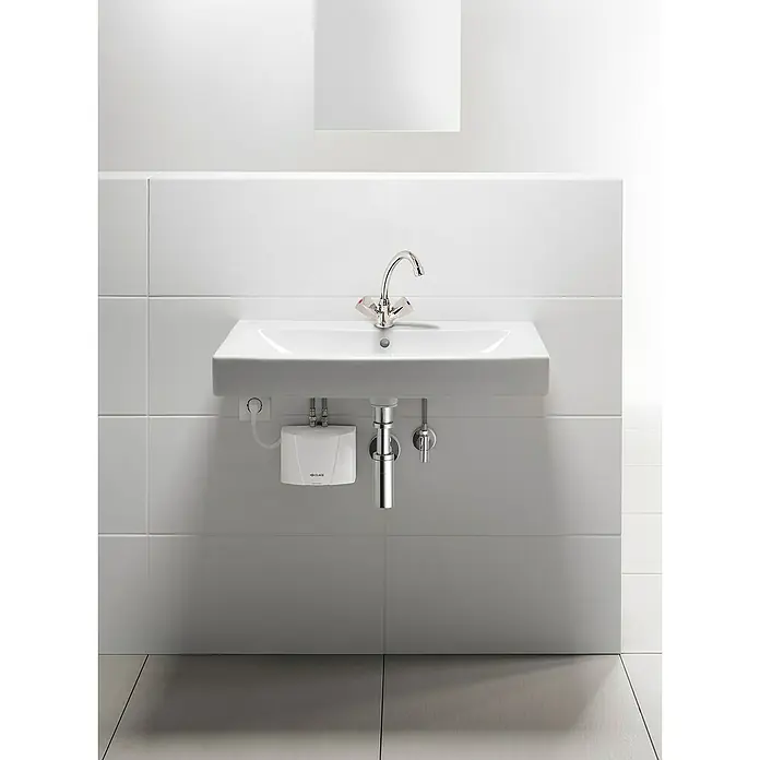 Clage Kleindurchlauferhitzer M3/SNM ND - 3,5 kW, Hydraulisch, Offen - Elegantes Waschbecken mit Armatur und Warmwasserbereiter in einem modern gefliesten Badezimmer.
