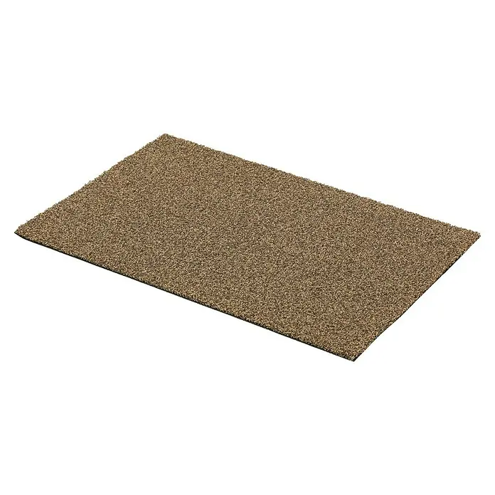 Fußmatte Brush Line - Beige, 60 x 40 cm, 100 % Polypropylen - Rechteckige braune, grob strukturierte Fußmatte, schräg von oben gesehen.