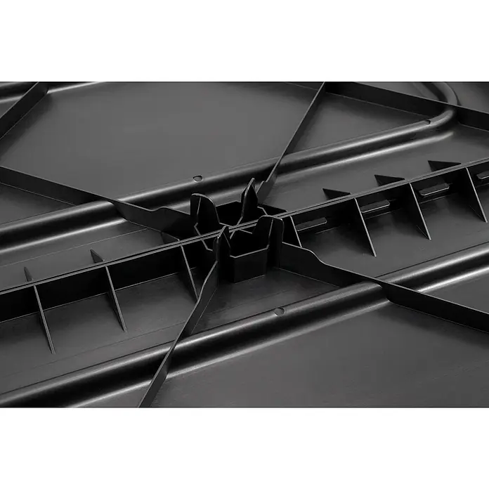 KHW Zwischenboden - Passend für: KHW Hochbeet Demeter M und XL, 82 x 82 cm - Detailaufnahme der Unterseite eines schwarzen Kunststoffprodukts mit Rippen zur Verstärkung.