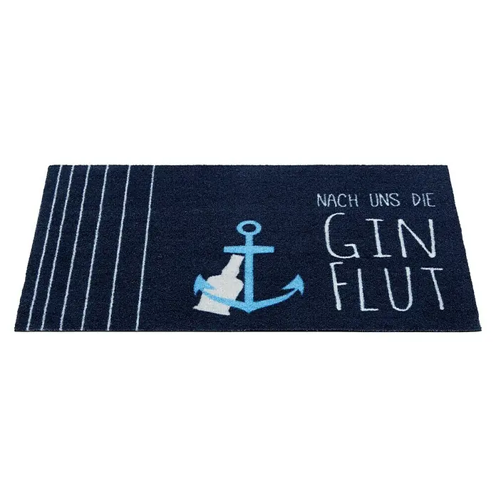 Fußmatte Homelike - Blau, 60 x 40 cm, 100 % Polyamid - Marineblauer Fußmatte mit weißen Streifen, hellblauem Anker, der eine weiße Flasche hält, und dem Text "NACH UNS DIE GIN FLUT".