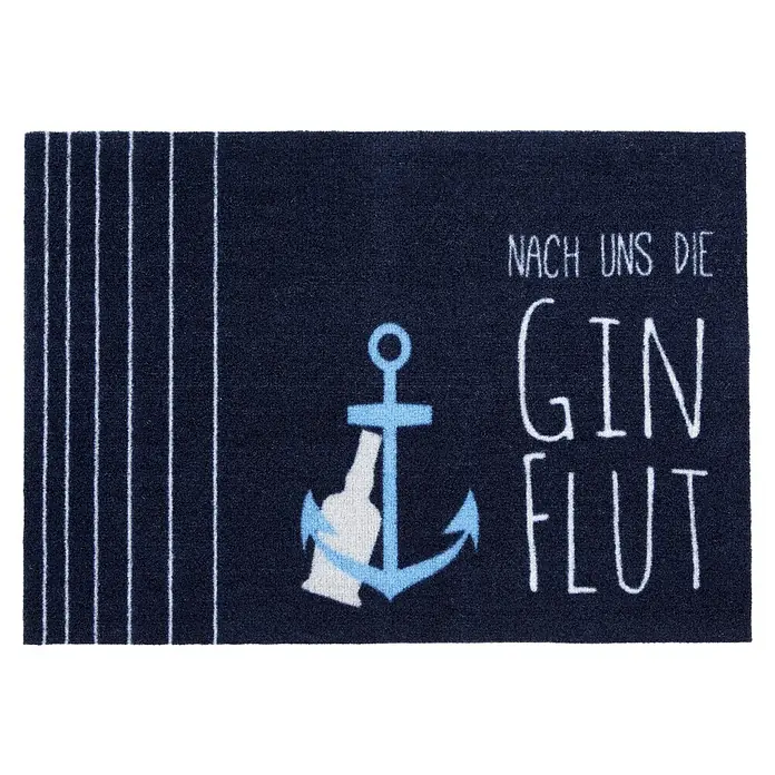 Fußmatte Homelike - Blau, 60 x 40 cm, 100 % Polyamid - Dunkelblaue Fußmatte mit weißen Streifen, einem hellblauen Anker, einer weißen Flaschensilhouette und dem Text 'NACH UNS DIE GIN FLUT'.