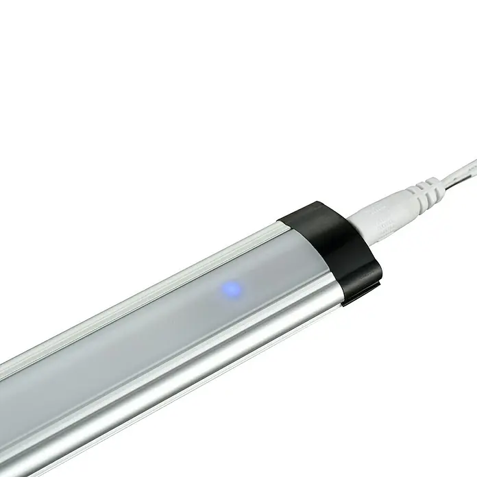 Tween Light LED-Unterbauleuchte Touch - 5 W, Länge: 50 cm, Neutralweiß, Touchfunktion, Dimmbar - Nahaufnahme einer LED-Unterbauleuchte mit blauem Lichtpunkt und weißem Kabel. Ideal für Küchen oder Werkstätten.