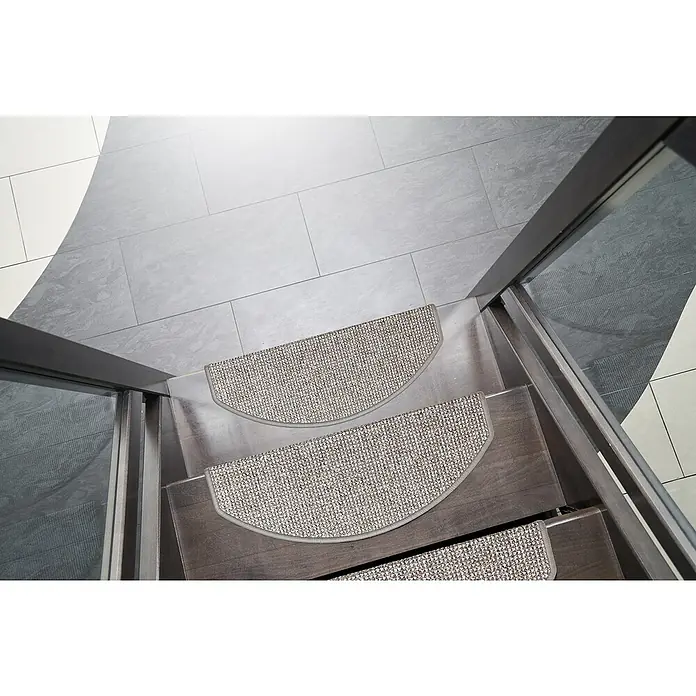 Stufenmatte Rotterdam - 65 x 28 cm, Taupe - Hellbraun gesprenkelte Treppenstufenmatten mit grauem Rand, auf dunklen Holzstufen für Sicherheit und Schutz.
