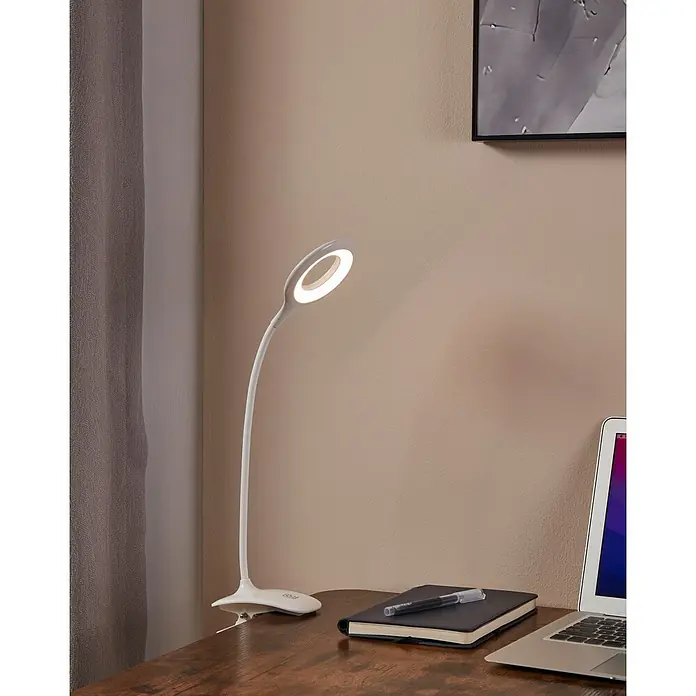 Eglo LED-Klemmleuchte Cabado - L x B x H: 12 x 6,5 x 42 cm - Eine moderne, weiße Schreibtischlampe mit einem kreisförmigen LED-Licht, die auf einem Holzschreibtisch steht.