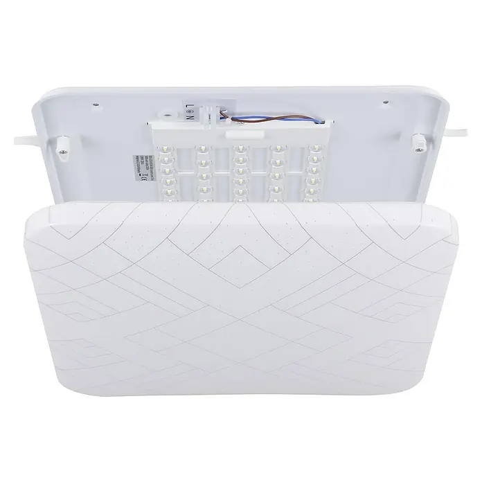 Eglo LED-Deckenleuchte RENDE eckig - 19,5 W, L x B x H: 38 x 38 x 6 cm, Weiß, Warmweiß, Eckig - Nahaufnahme einer weißen Deckenleuchte mit geometrischem Muster und sichtbarer LED-Beleuchtung.