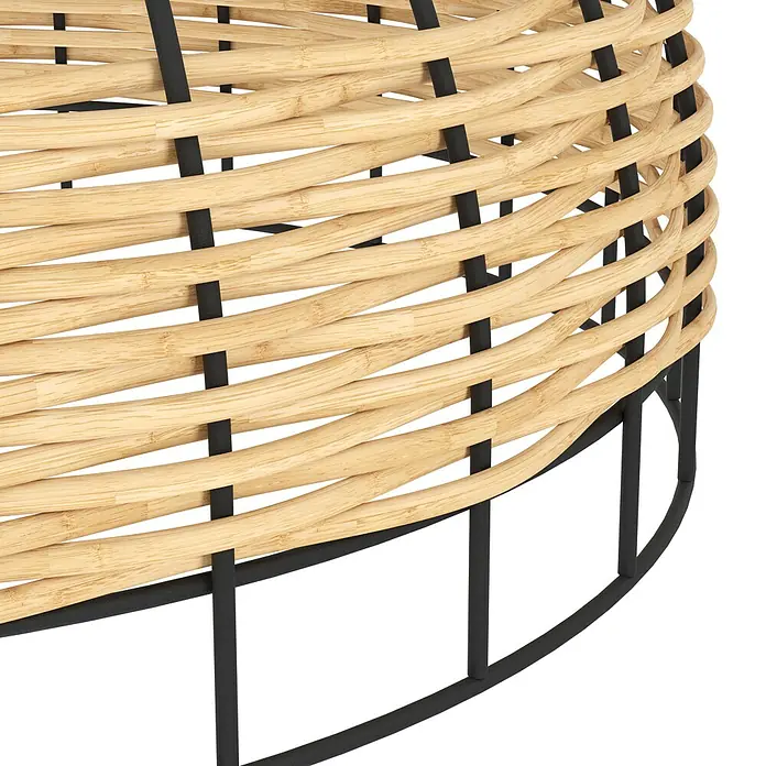 Eglo Anwick Deckenleuchte rund ANWICK - 60 W, Ø x H: 380 mm x 265 cm, Schwarz, E27 - Nahaufnahme eines Korbtisches mit schwarzen Akzenten, der das natürliche Material und das moderne Design hervorhebt.