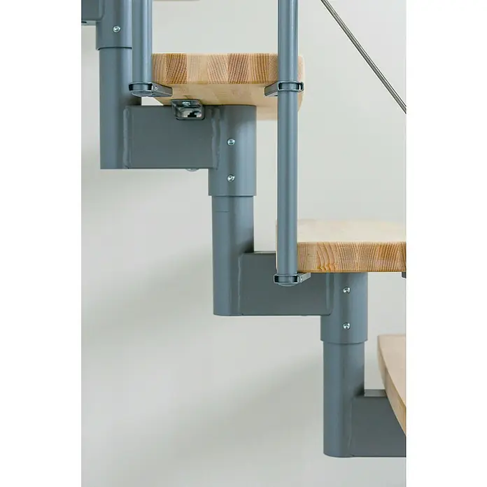 Minka Mittelholmtreppe Style Turn - Breite: 70 cm, Grau, Farbe Stufen: Buche Natur, Geschosshöhe: 304 cm - Detailansicht einer Wendeltreppe mit Holzstufen und grauem Metallgestell, das modernes Design und Stabilität vereint.