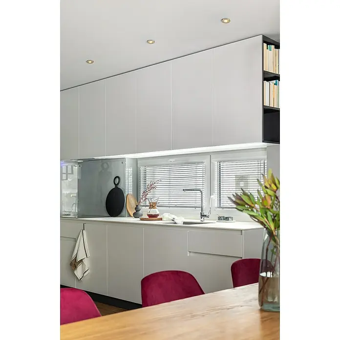Eglo LED-Einbauleuchten-Set Favazzina - 4 W, Warmweiß, Nickel, Durchmesser: 8,5 cm - Kücheninterieur mit modernen, weißen Schränken und Akzenten, die eine helle und stilvolle Atmosphäre schaffen.