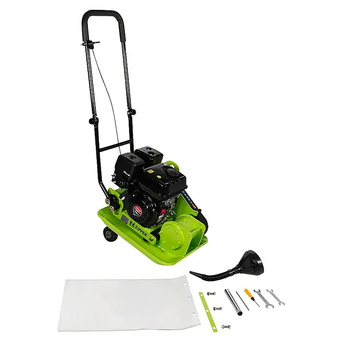 Zipper Rüttelplatte ZI-RPE90E - 4.000 kW, Verdichtungstiefe: 200 mm - Grün-schwarze Vibrationsplatte mit Motor, Griffen und Zubehör (weiße Matte, Trichter, Werkzeuge) zur Bodenverdichtung.