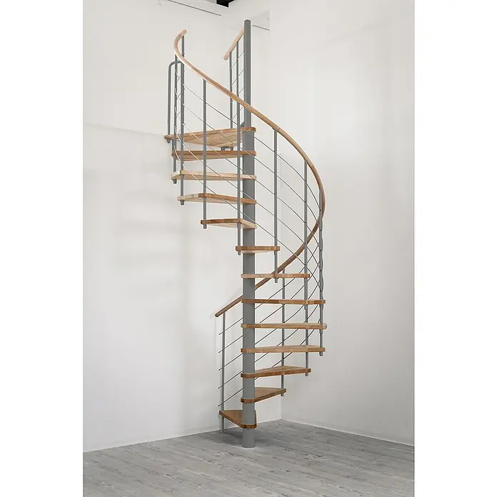 Minka Spindeltreppe Venezia - Durchmesser: 120 cm, Grau, Farbe Stufen: Buche Natur, Geschosshöhe: 305,5 cm - Bild einer Wendeltreppe aus Holz und Metall, die sich elegant in einem hellen Raum nach oben windet.