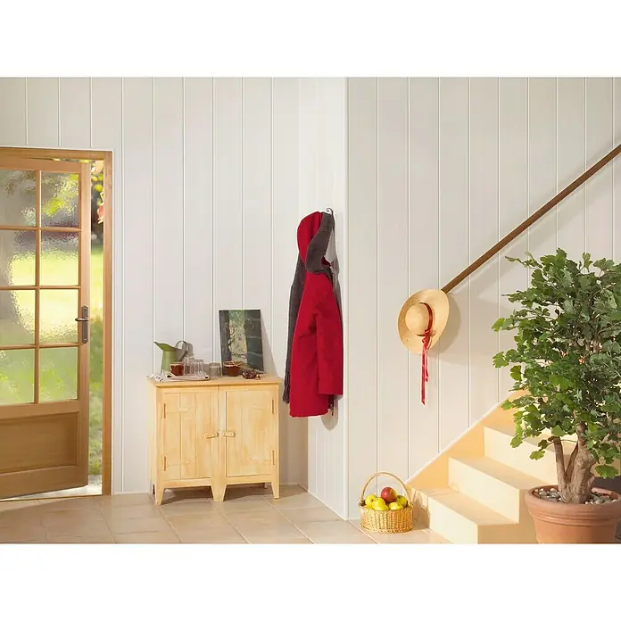 Grosfillex Panel de pared Exapan White Line 3000 - Blanco, 260 cm x 37,5 cm x 8 mm - Luminoso recibidor con un pequeño mueble de madera, una chaqueta roja colgada en la pared y una escalera con una planta en maceta.