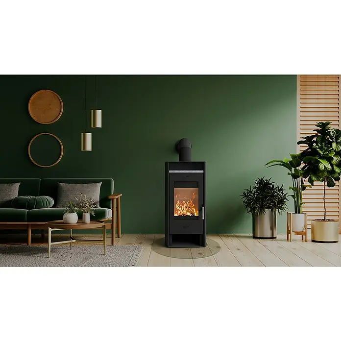 Kaminofen Santa Fe - 6 kW, Raumheizvermögen: 108 m³, Material Verkleidung: Stahl, Schwarz - Schwarzer freistehender Kaminofen mit brennendem Feuer in einem gemütlichen Wohnzimmer.