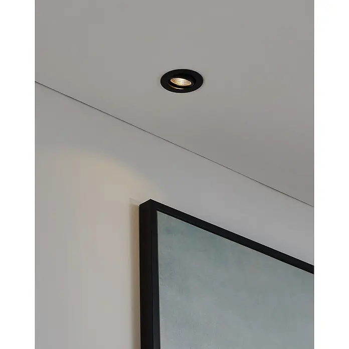 Eglo LED-Einbauleuchte SALICETO - Warmweiß, Durchmesser: 8,8 cm, Schwarz, 1 Stk. - Nahaufnahme einer Deckeneinbauleuchte mit einem schwarzen Rahmen, die ein warmes Licht in einem modernen Raum ausstrahlt.
