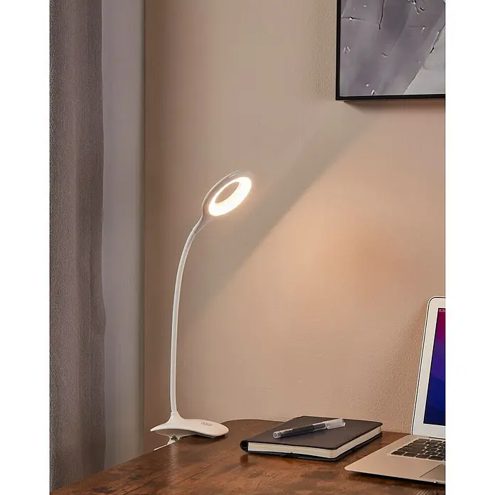 Eglo LED-Klemmleuchte Cabado - L x B x H: 12 x 6,5 x 42 cm - Tischleuchte mit Ringlicht auf einem Schreibtisch neben einem Laptop und einem Notizbuch, die den Arbeitsbereich beleuchtet.