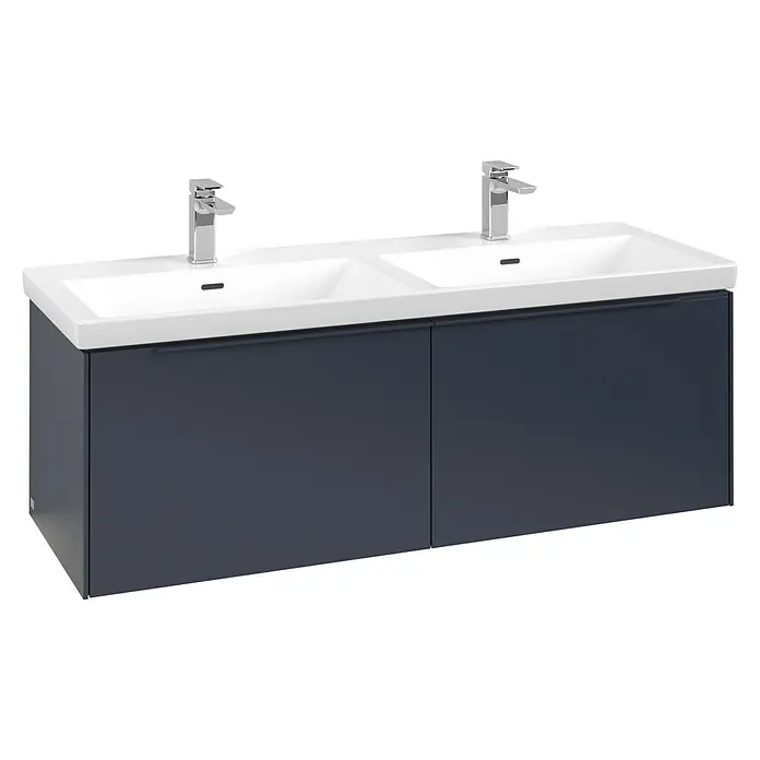 Villeroy & Boch Subway 3.0 Waschbeckenunterschrank - Marine Blue, Anzahl Schubladen: 2 Stk., Farbe Griff: Volcano Black, B x T x H: 127,2 x 47,8 x 42,9 cm, Mit Beleuchtung, Geeignet für Doppelwaschtisch - Doppelter Badwaschtisch mit zwei weißen Keramikbecken, zwei Chromarmaturen und einem dunkelblauen Wandschrank.