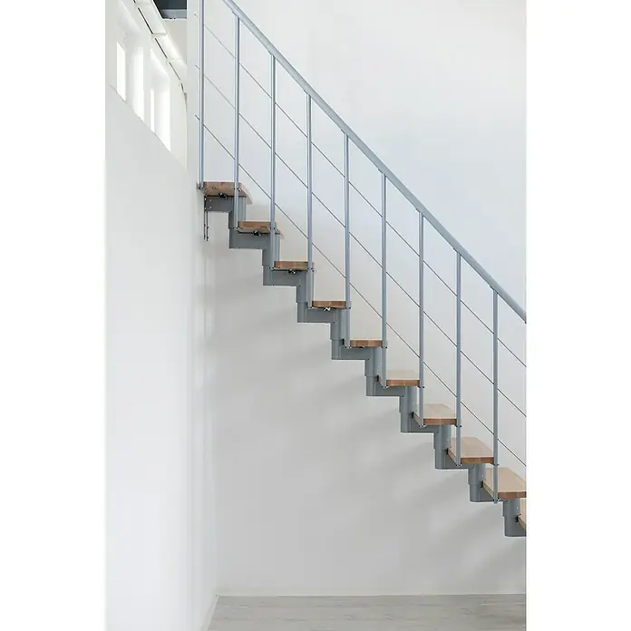 Minka Mittelholmtreppe Comfort Top - Breite: 80 cm, Grau, Farbe Stufen: Buche Natur, Geschosshöhe: 312 cm - Die moderne Treppe mit Holzstufen und einem Metallgeländer verleiht dem Raum eine minimalistische und stilvolle Note. Perfekt für moderne Wohnräume.