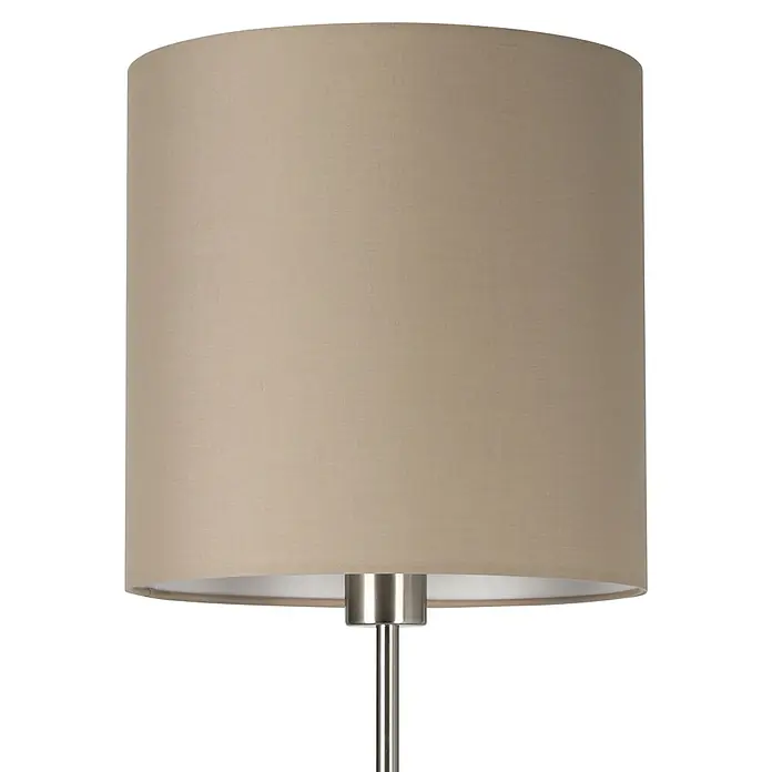 Eglo Stehleuchte Pasteri - Höhe: 157,5 cm, Taupe - Nahaufnahme einer eleganten Stehlampe mit beigefarbenem Lampenschirm und einem schlanken, silberfarbenen Ständer.