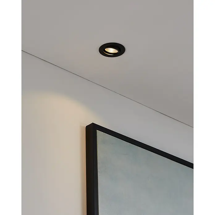 Eglo LED-Einbauleuchte SALICETO - Warmweiß, Durchmesser: 8,8 cm, Schwarz, 1 Stk. - Deckenleuchte mit schwarzem Rahmen. Das Licht ist hell und fokussiert, beleuchtet einen Teil der Wand und ein darunter hängendes Bild.