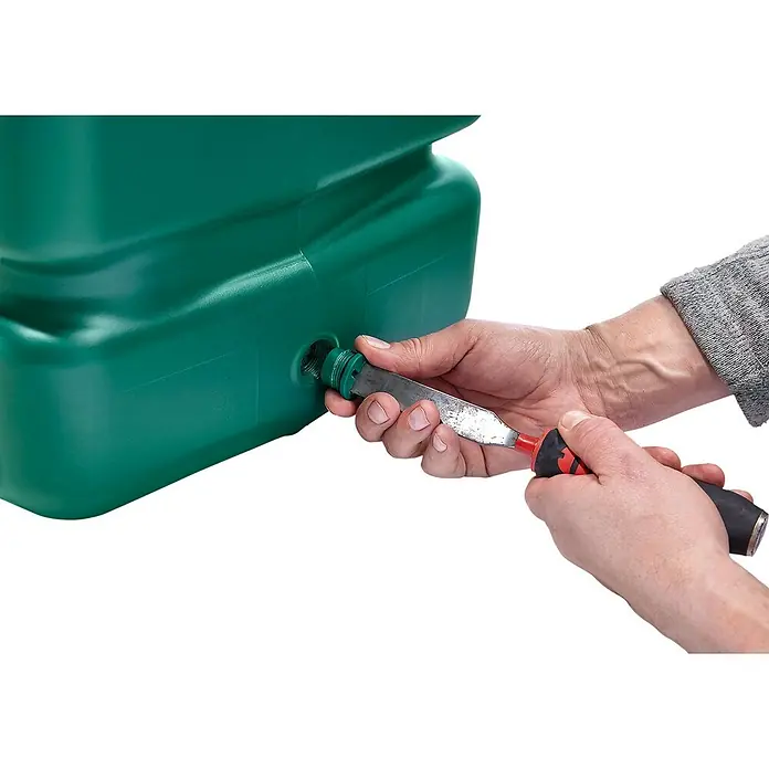 4rain Regenspeicher Slim - 350 l, Dunklegrün, 1 Stk. - Ein grüner Wasserbehälter, an dem eine Person mit einem Werkzeug arbeitet, um etwas zu befestigen oder zu reparieren.