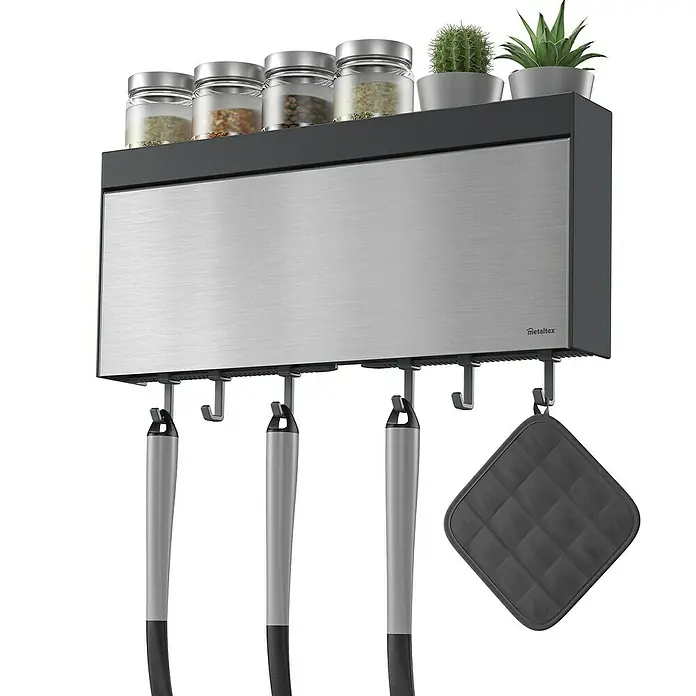 Metaltex Küchenrollenhalterung Tango Inox - L x B x H: 63 x 381 x 166 mm - Ein Wandregal mit Gewürzgläsern, zwei Pflanzen und Küchenutensilien, darunter ein Topflappen, wird gezeigt.