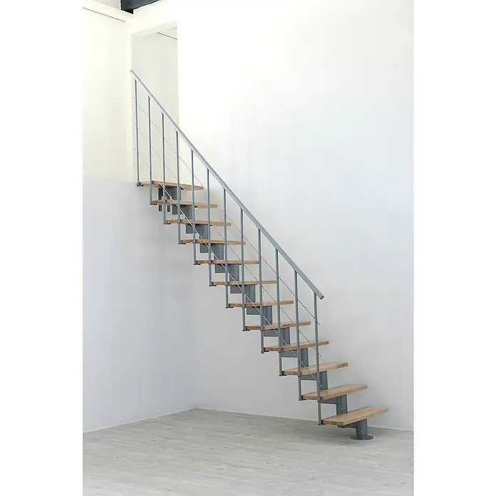 Minka Mittelholmtreppe Comfort Top - Breite: 80 cm, Grau, Farbe Stufen: Buche Natur, Geschosshöhe: 312 cm - Eine moderne Treppe mit Holzstufen und einem grauen Metallgeländer vor einer weißen Wand. Das minimalistische Design fügt sich nahtlos in den Raum ein.