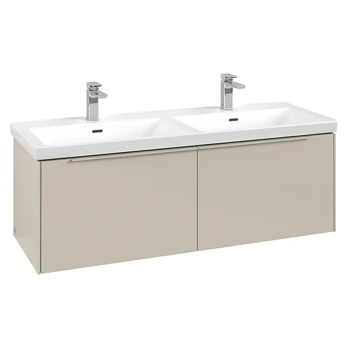 Villeroy & Boch Subway 3.0 Waschbeckenunterschrank - Cashmere Grey, Anzahl Schubladen: 2 Stk., Farbe Griff: Monochrom, B x T x H: 127,2 x 47,8 x 42,9 cm, Mit Beleuchtung, Geeignet für Doppelwaschtisch - Doppelwaschtisch mit zwei weißen Keramikbecken, Chromarmaturen und hellbeigem Hängeschrank.