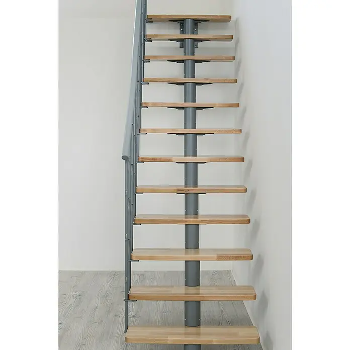 Minka Mittelholmtreppe Comfort Top - Breite: 80 cm, Grau, Farbe Stufen: Buche Natur, Geschosshöhe: 312 cm - Detailaufnahme einer modernen Spindeltreppe aus Holz und Metall, die sich durch ihr minimalistisches Design auszeichnet.