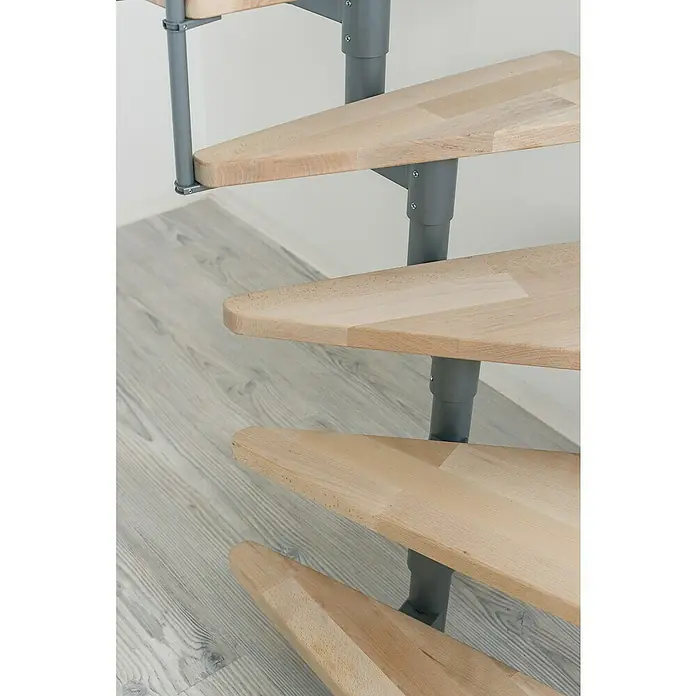 Minka Mittelholmtreppe Style Turn - Breite: 70 cm, Grau, Farbe Stufen: Buche Natur, Geschosshöhe: 304 cm - Detailaufnahme einer Spindeltreppe mit hellen Holzstufen und grauem Metallgeländer. Ein modernes Designelement für Innenräume.