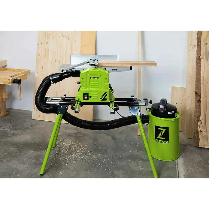Zipper Abricht-Dickenhobelmaschine ZI-HB204N - Maße Tisch: 740 x 210 mm - Hellgrüner Holzbearbeitungs-Hobel/Dickenhobel auf Ständer, mit Staubsammler verbunden, bearbeitet Holz in einer Werkstatt.