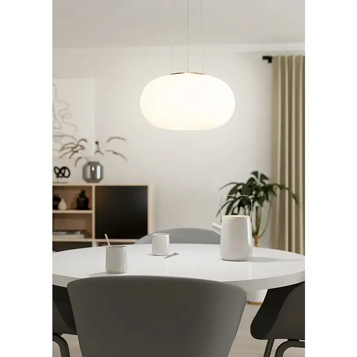 Eglo Pendelleuchte - 120 W, Ø x H: 445 mm x 110 cm, E27 - Helle Pendelleuchte über einem Esstisch mit Geschirr. Die Lampe sorgt für eine angenehme Atmosphäre im Raum.