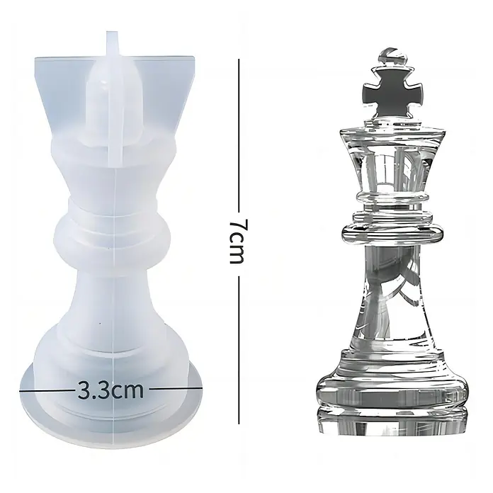 CreativEpoxy Gießform Silikonformen-Set - Schach, Silikon - Transparente Silikonform für Schachkönig (7x3.3cm) neben fertigem Harzstück.