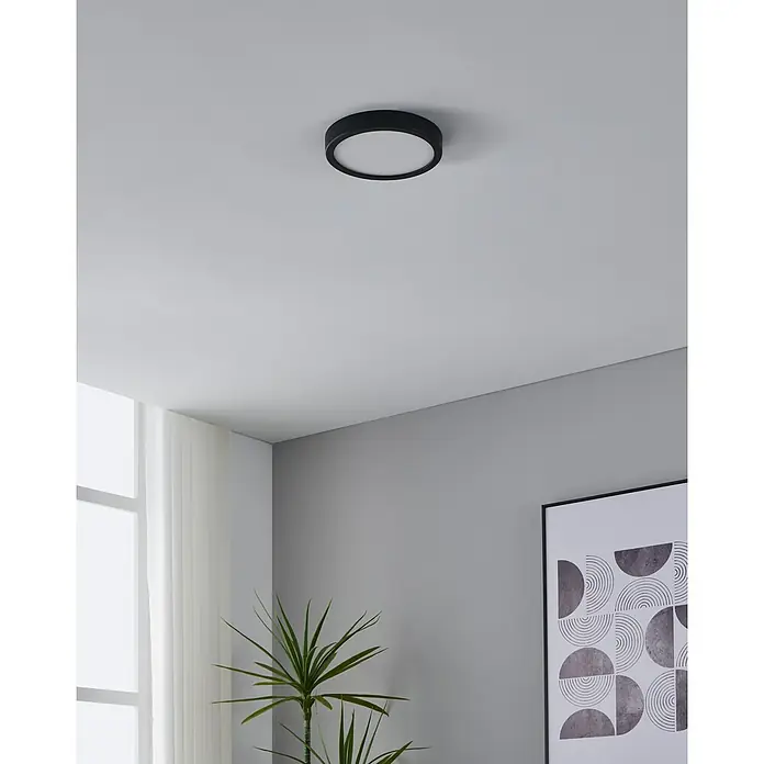 Eglo LED-Deckenleuchte Fueva 5 Sensor - 17 W, Schwarz, Warmweiß, Durchmesser: 21 cm - Eine schwarze, runde Deckenleuchte mit einem weißen, diffusen Lichtelement sorgt für moderne Beleuchtung und eine stilvolle Atmosphäre im Raum.