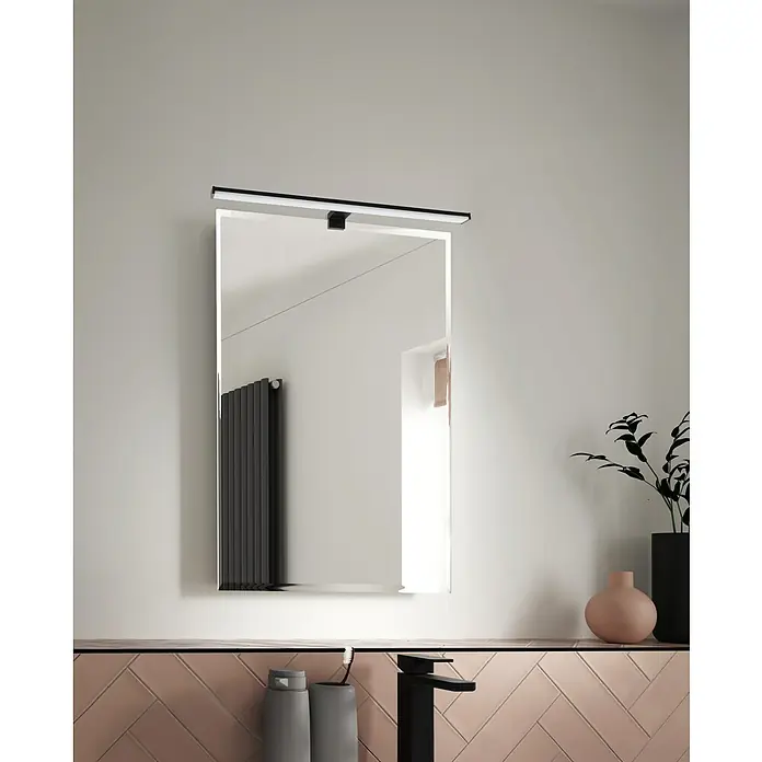 Eglo LED-Spiegelleuchte PANDELLA 2 - 11 W, L x B x H: 60 x 0 x 40 cm, Schwarz - Ein rechteckiger Badezimmerspiegel mit integrierter Beleuchtung hängt über einem Waschtisch mit rosa Fliesen.