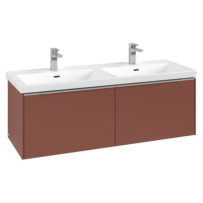 Villeroy & Boch Subway 3.0 Waschbeckenunterschrank - Wine Red, Anzahl Schubladen: 2 Stk., Farbe Griff: Aluminium glänzend, B x T x H: 127,2 x 47,8 x 42,9 cm, Mit Beleuchtung, Geeignet für Doppelwaschtisch - Doppelwaschtisch mit zwei weißen Keramikbecken, Chromarmaturen und einem rotbraunen Unterschrank.