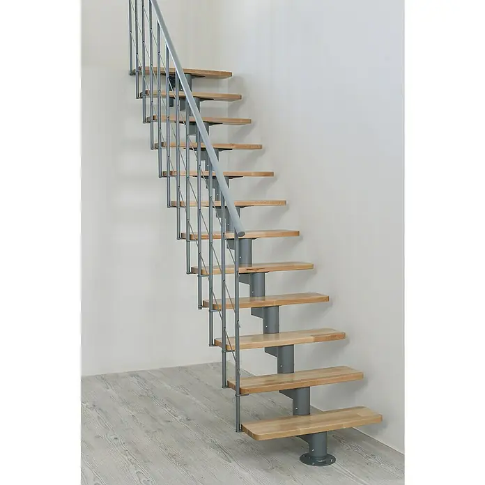 Minka Mittelholmtreppe Comfort Top - Breite: 80 cm, Grau, Farbe Stufen: Buche Natur, Geschosshöhe: 312 cm - Die elegante Treppe mit Holzstufen und einem schlanken, grauen Geländer fügt sich nahtlos in moderne Innenräume ein und bietet Stil.