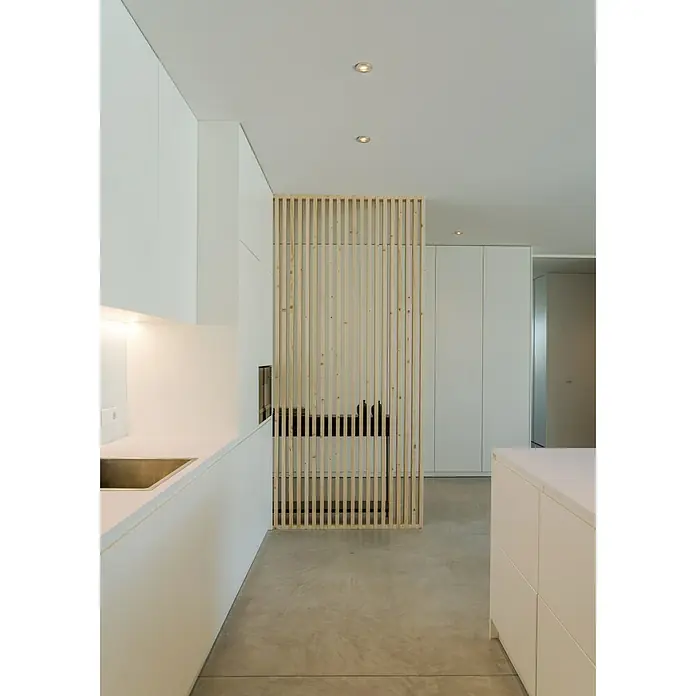 Eglo LED-Einbauleuchten-Set Favazzina - 4 W, Warmweiß, Nickel, Durchmesser: 8,5 cm - Helle Küche mit minimalistischem Design und Holzelementen. Eine Trennwand aus Holzlamellen strukturiert den Raum elegant und modern.