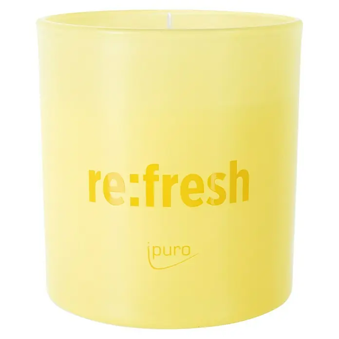 Ipuro Duftkerze im Glas We Are - Refresh, 140 g - Gelbe, transluzente Kerze im Glasgefäß mit der Aufschrift 're:fresh' und 'ipuro'.