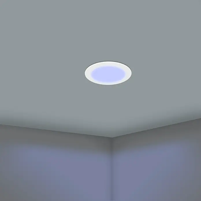 Eglo LED-Einbauleuchten-Set rund ABIUL - 3,2 W, Ø x H: 8,6 x 4 cm, Weiß, RGBW - Deckenleuchte mit weißer Umrandung und blauem Licht in einem grauen Raum.