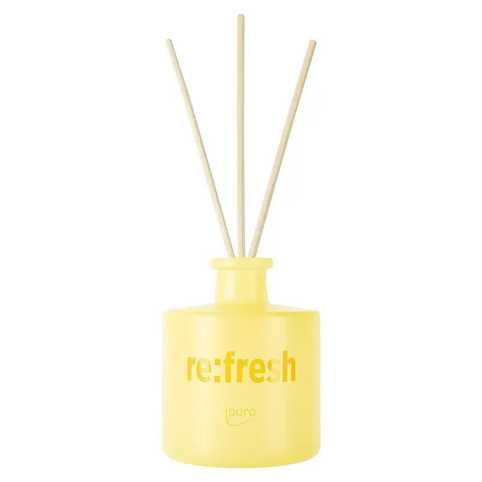 Ipuro Raumduft We Are - Refresh, 100 ml - Gelbe Keramik-Duftflasche mit drei hellen Holzstäbchen und 're:fresh ipuro' Branding.
