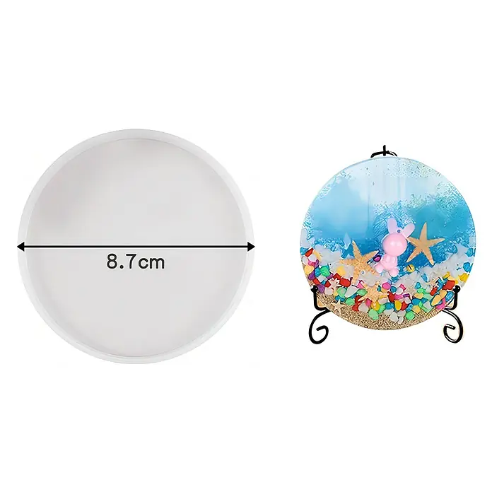 CreativEpoxy Gießform Silikonformen-Set - Untersetzer, Silikon - Runde 8,7 cm Silikonform neben einem fertigen Harz-Bastelprojekt mit Hasen und Seesternen.