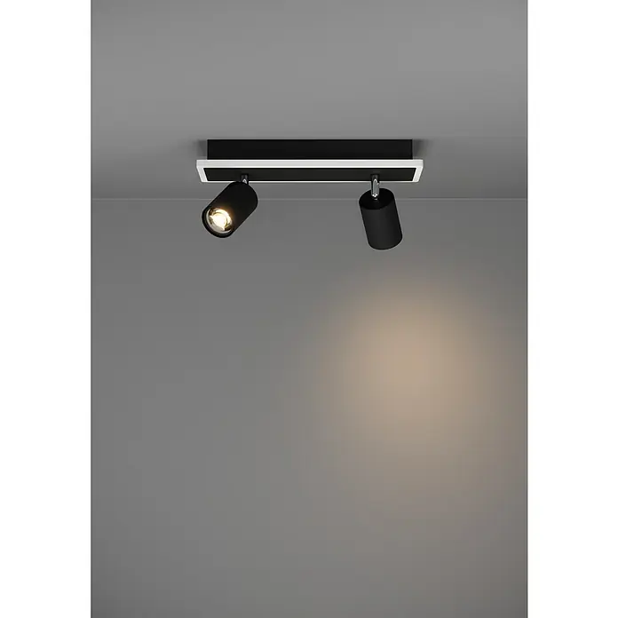 Eglo LED-Einbauleuchte Rimbocchi - 12 W, L x B x H: 34 x 10 x 14 cm, Schwarz, Warmweiß - Schwarzer Deckenstrahler mit zwei verstellbaren zylindrischen Leuchten, eine warm leuchtend, auf rechteckigem schwarz-weißem Sockel.