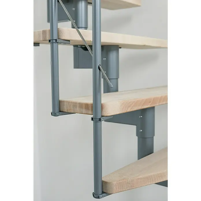 Minka Mittelholmtreppe Style Turn - Breite: 70 cm, Grau, Farbe Stufen: Buche Natur, Geschosshöhe: 304 cm - Nahaufnahme einer Wendeltreppe mit Holzstufen und grauem Metallgestell. Die Treppe kombiniert moderne Ästhetik mit funktionalem Design.