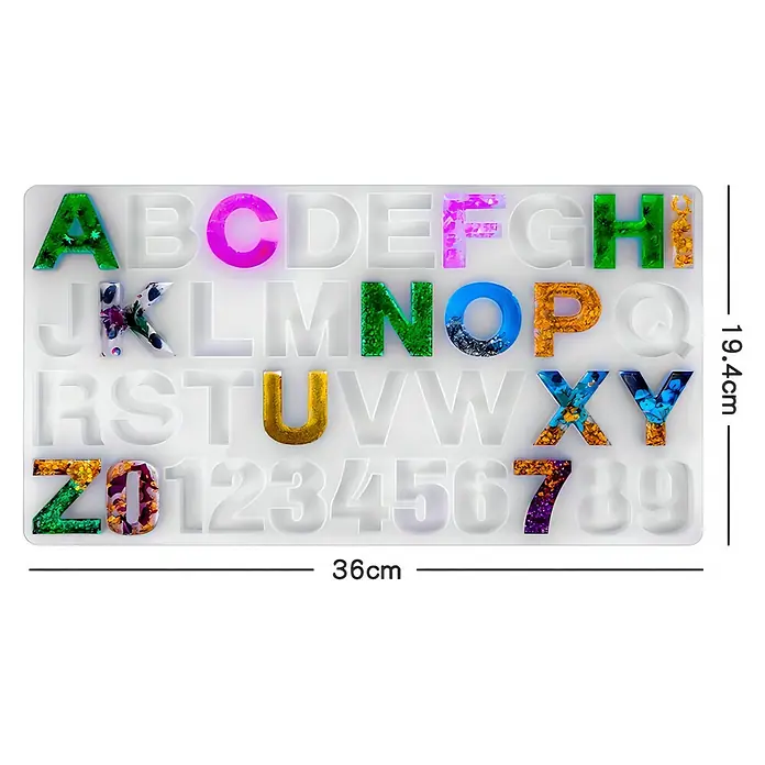 CreativEpoxy Gießform Silikonformen-Set - Schmuck, Silikon - Weiße Silikonform mit Großbuchstaben und Zahlen, teilweise mit buntem Harz gefüllt.