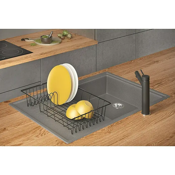 Metaltex Geschirrkorb Brema Lava - L x B x H: 47,6 x 30,5 x 10,5 cm, Metall - Ein Geschirrtrockner mit gelben Tellern und Schüsseln neben einer modernen Spüle mit dunkler Armatur.